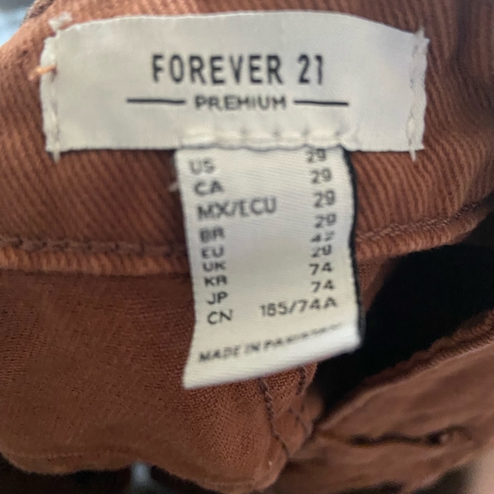 The size is 29 and they stretch around the waste